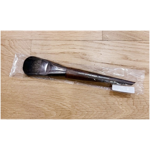 MAKEUP FOREVER 108 LARGE FOUNDATION BRUSH - BRAND NEW - Picture 2 of 2